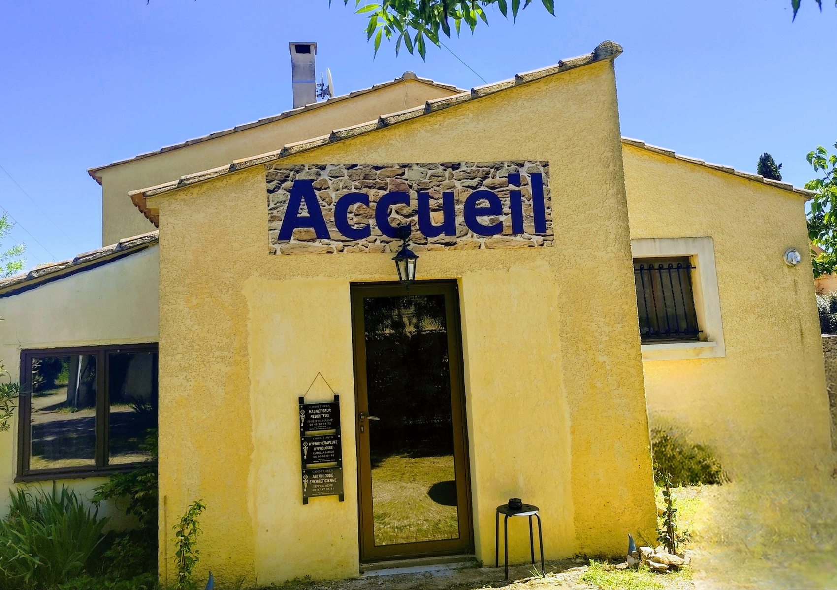Véritable façade et entrée du Cabinet AWEN à Alleins